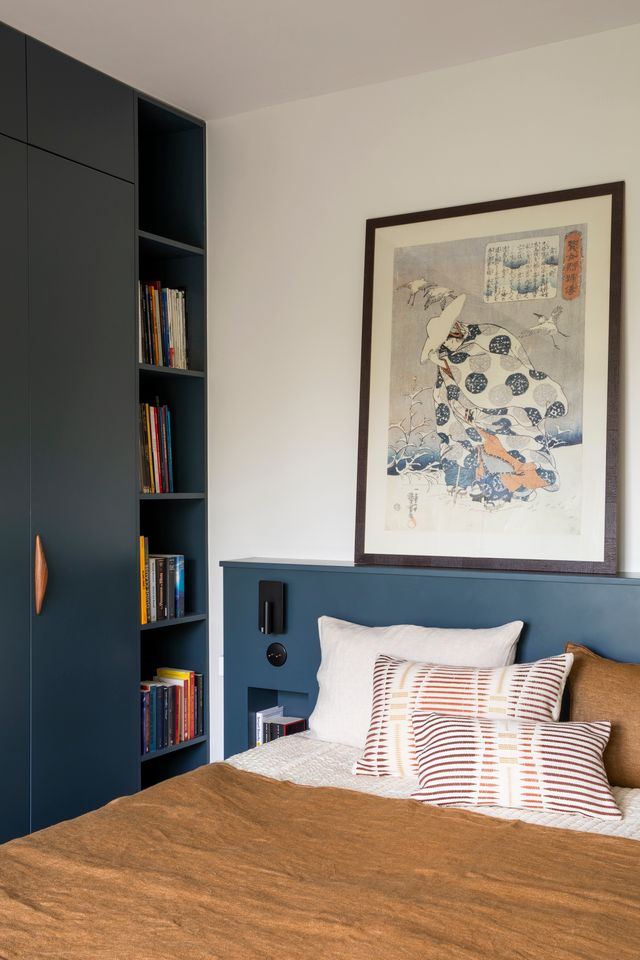 chambre bleue décoration contemporaine maison années 30 rénovée près de Paris par Camille Hermand Photo : ©Pauline Legoff chambre bleue décoration contemporaine maison années 30 rénovée près de Paris par Camille Hermand Photo : ©Pauline Legoff