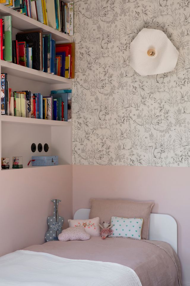 chambre rose enfant décoration contemporaine maison années 30 rénovée près de Paris par Camille Hermand Photo : ©Pauline Legoff chambre rose enfant décoration contemporaine maison années 30 rénovée près de Paris par Camille Hermand Photo : ©Pauline Legoff