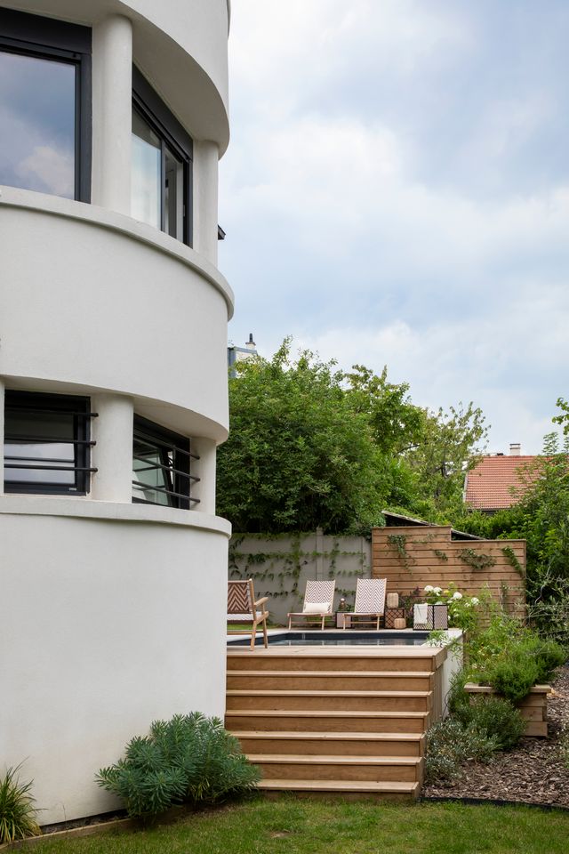jardin avec piscine maison années 30 rénovée près de Paris par Camille Hermand Photo : ©Pauline Legoff jardin avec piscine maison années 30 rénovée près de Paris par Camille Hermand Photo : ©Pauline Legoff