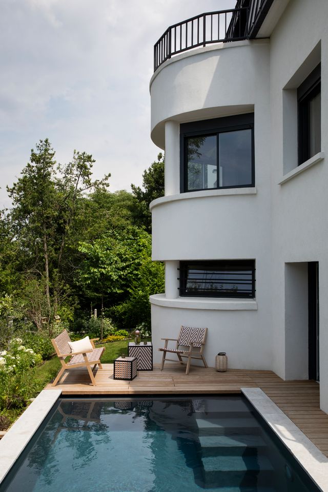 jardin avec piscine maison années 30 rénovée près de Paris par Camille Hermand Photo : ©Pauline Legoff jardin avec piscine maison années 30 rénovée près de Paris par Camille Hermand Photo : ©Pauline Legoff