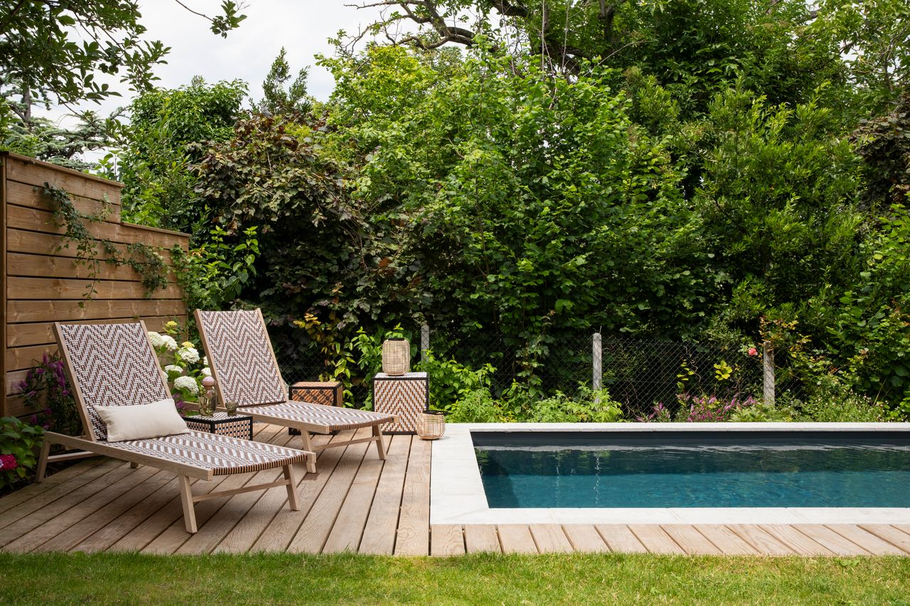 jardin avec piscine maison années 30 rénovée près de Paris par Camille Hermand Photo : ©Pauline Legoff jardin avec piscine maison années 30 rénovée près de Paris par Camille Hermand Photo : ©Pauline Legoff