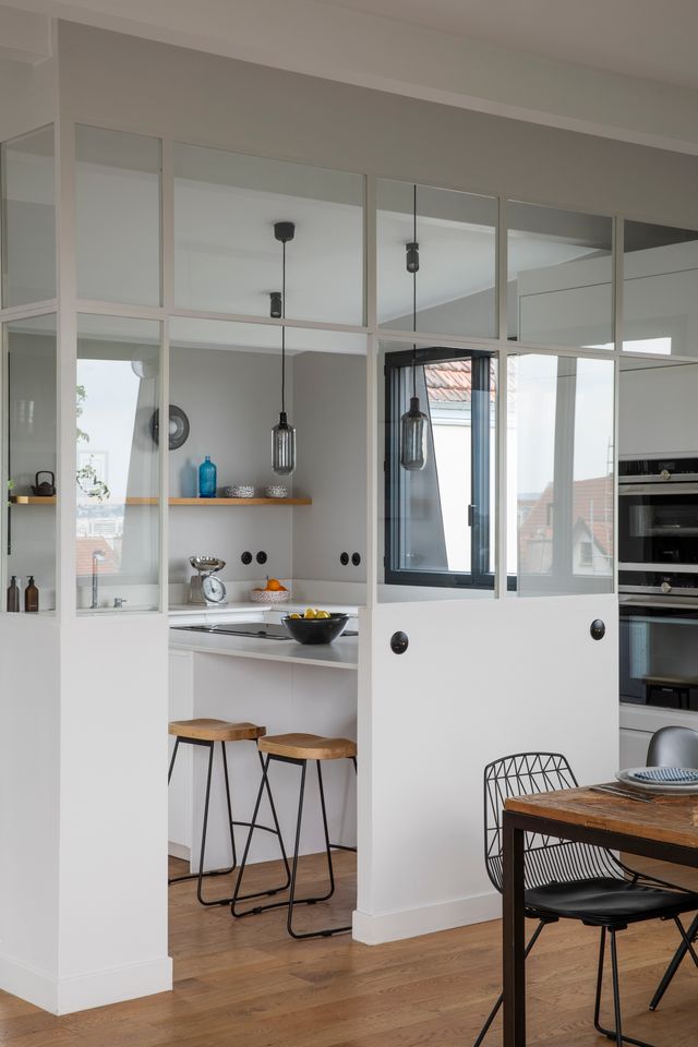 cuisine avec verrière blanche maison années 30 rénovée près de Paris par Camille Hermand Photo : ©Pauline Legoff cuisine avec verrière blanche maison années 30 rénovée près de Paris par Camille Hermand Photo : ©Pauline Legoff