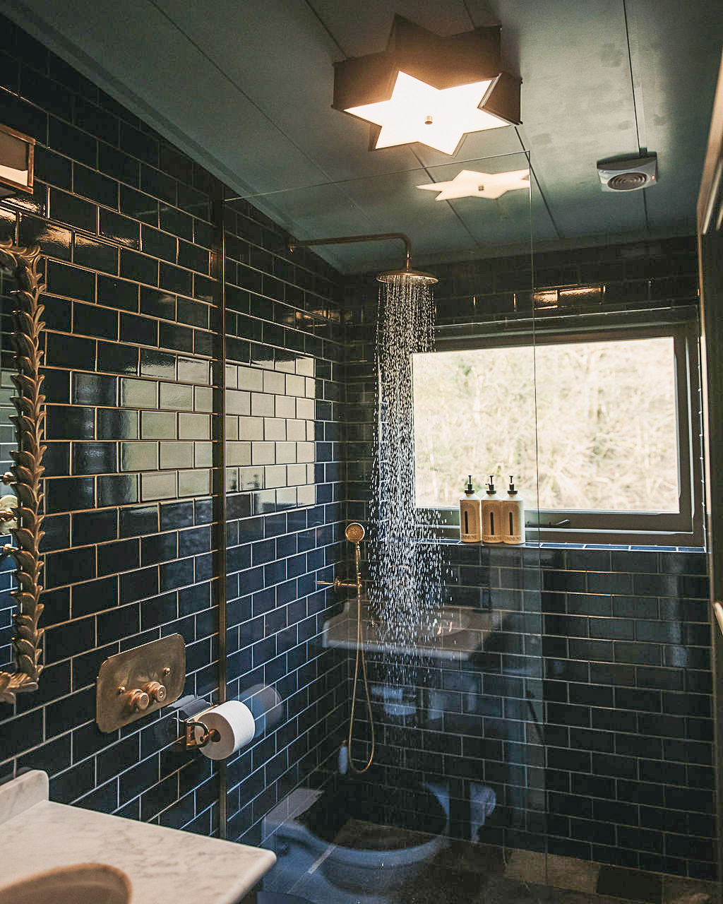 salle de bain carrelage vert décoration classique chic petite maison anglaise UKAI par HÁM Interiors
