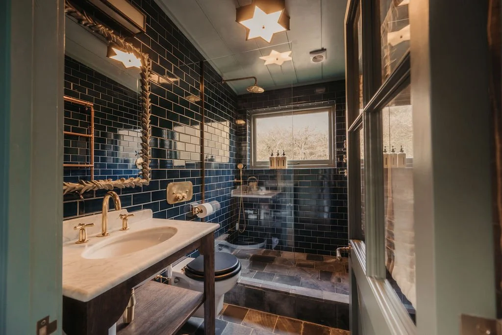 salle de bain carrelage vert décoration classique chic petite maison anglaise UKAI par HÁM Interiors