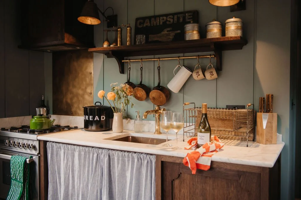 cuisine ouverte décoration rustique chic sombre petite maison anglaise UKAI par HÁM Interiors