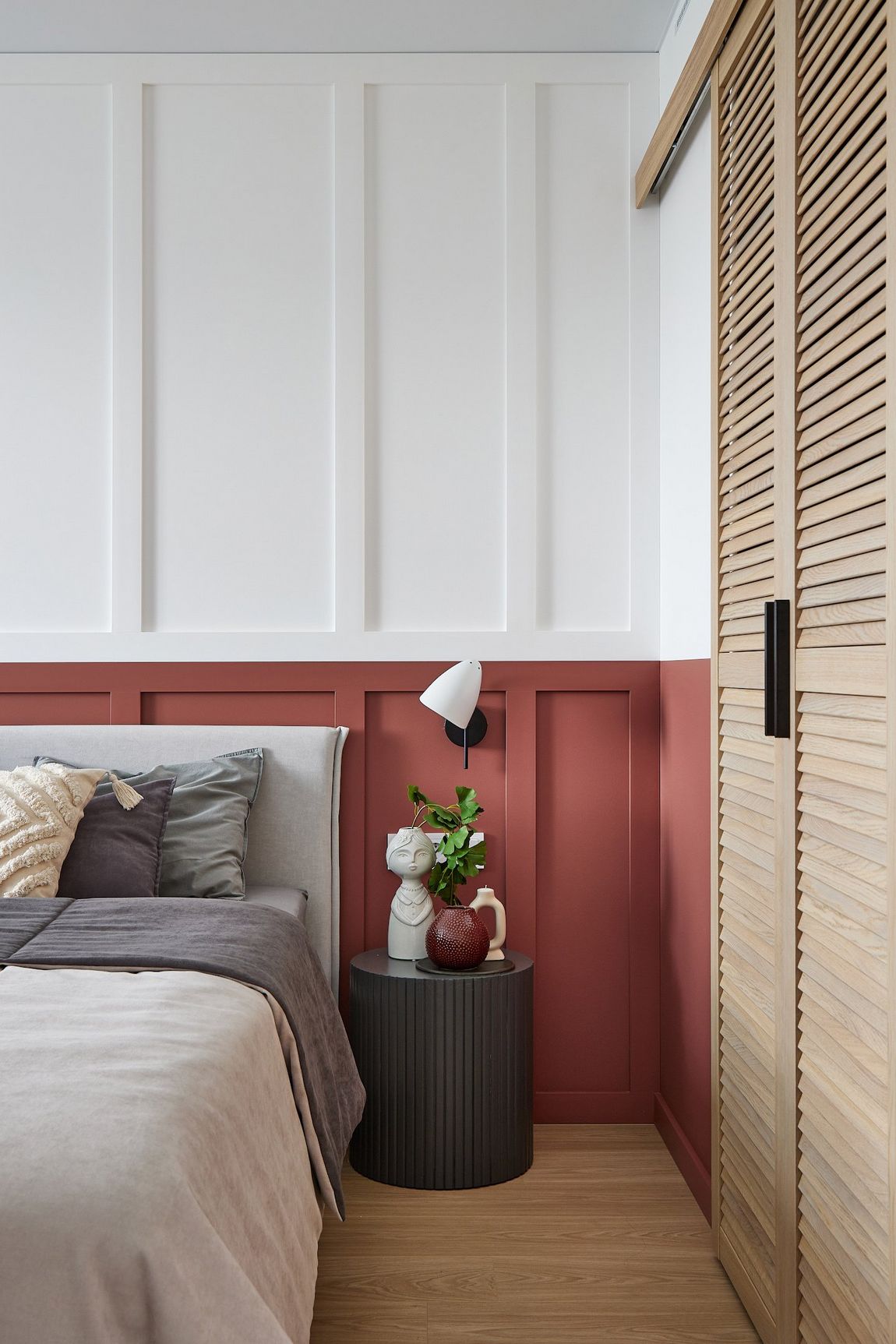 chambre terracotta et blanche décoration contemporaine appartement de 42m2 avec dressing