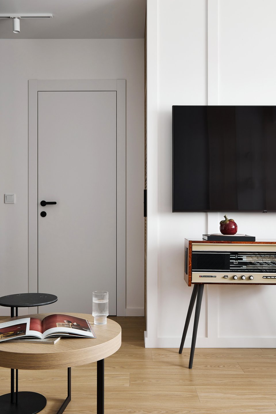 salon avec radio vintage Radiola décoration contemporaine appartement de 42m2