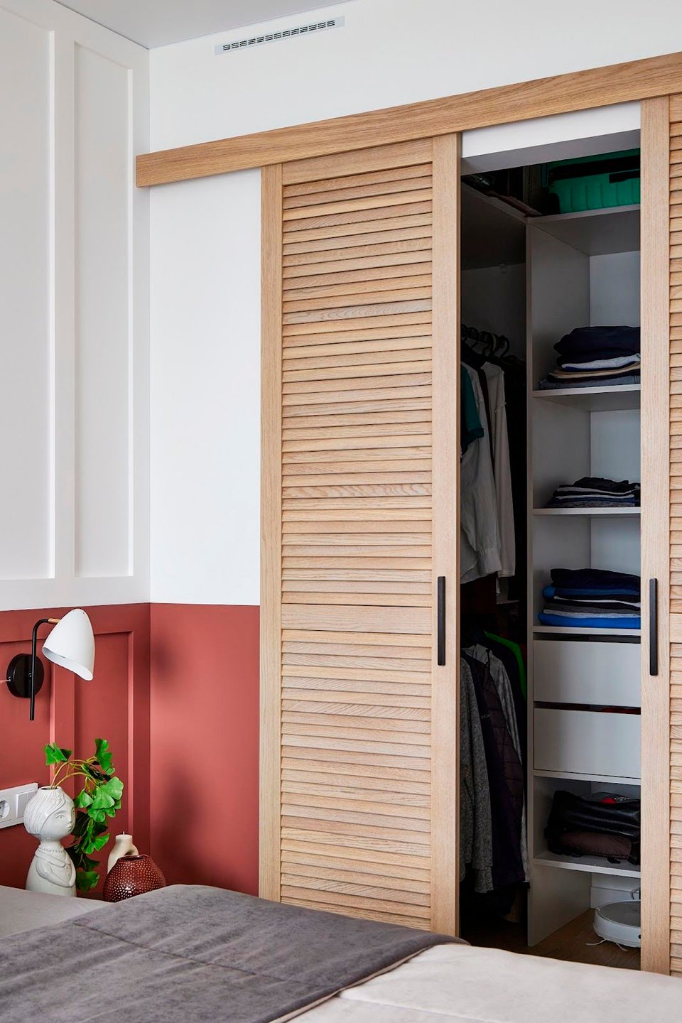 chambre terracotta et blanche décoration contemporaine appartement de 42m2 avec dressing