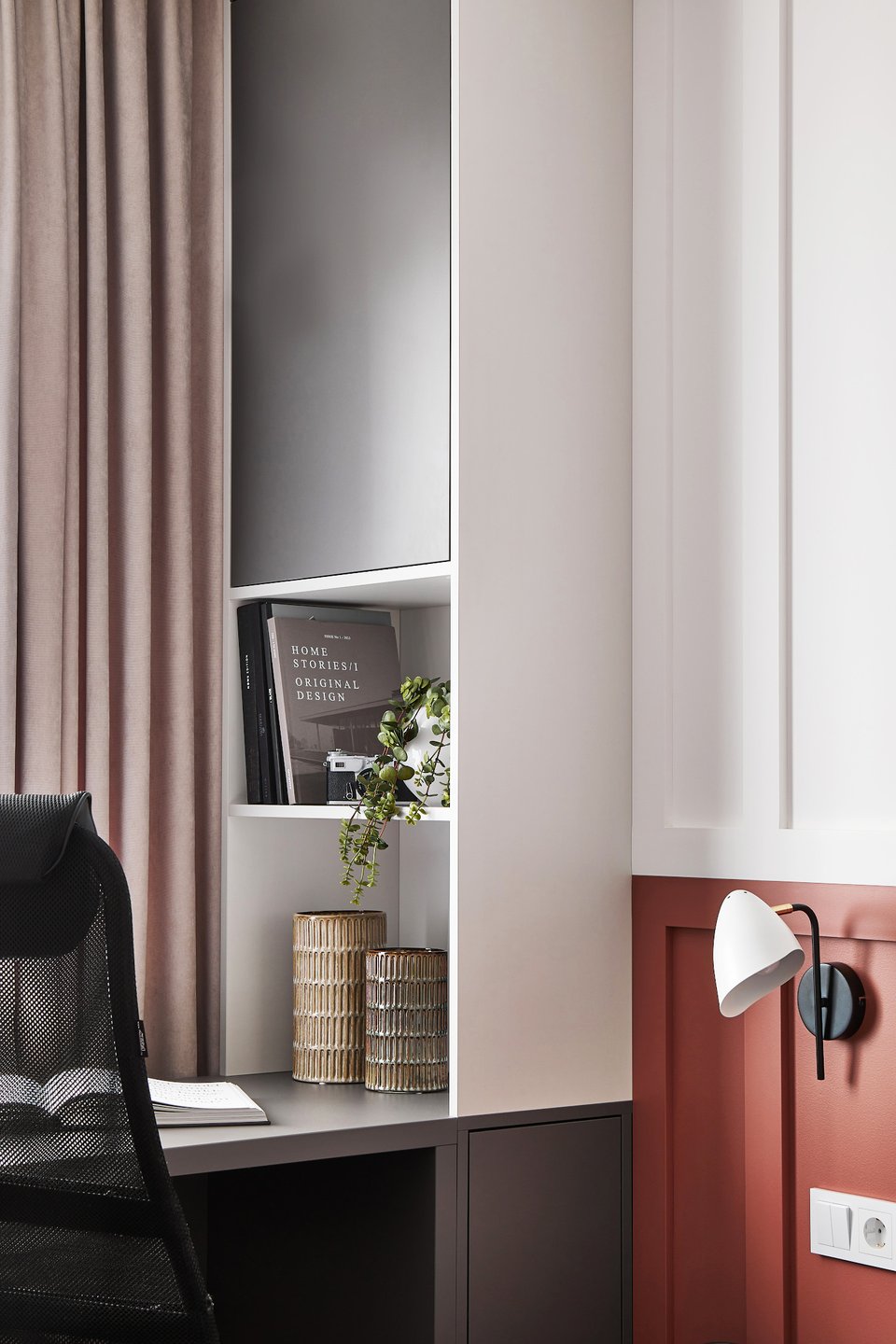 chambre terracotta et blanche décoration contemporaine appartement de 42m2 avec bureau