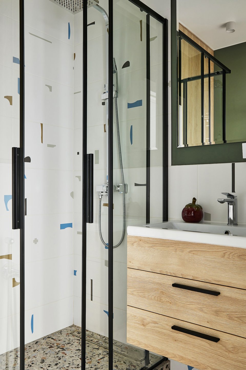 salle de bain terrazzo meuble bois et mur vert