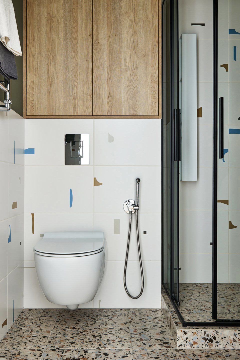 salle de bain terrazzo meuble bois et mur vert