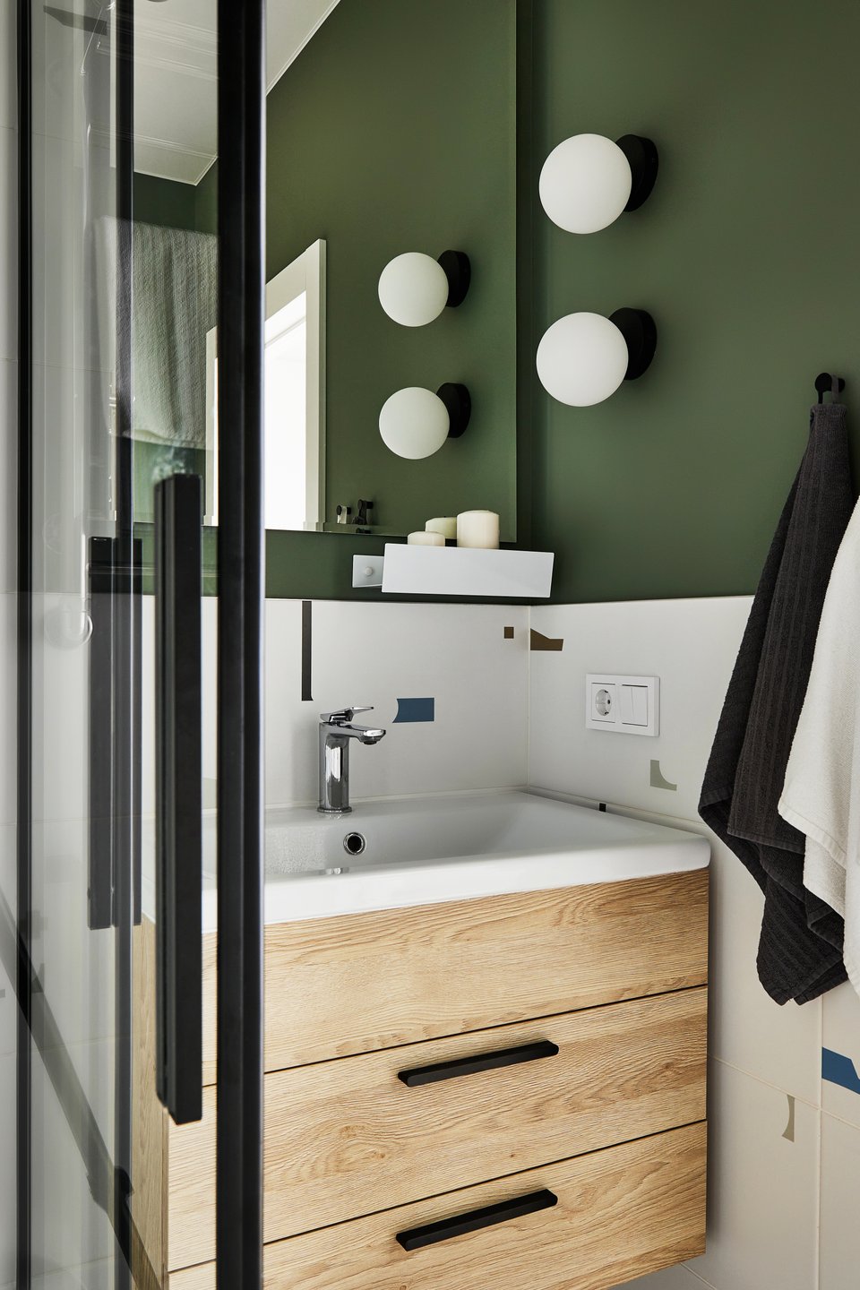 salle de bain terrazzo meuble bois et mur vert