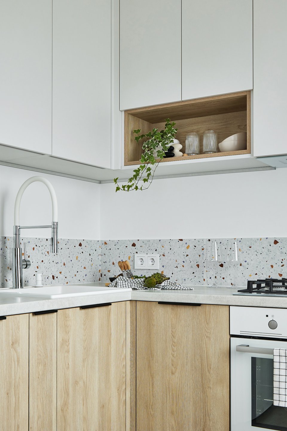 cuisine bois blanc et terrazzo décoration contemporaine appartement de 42m2