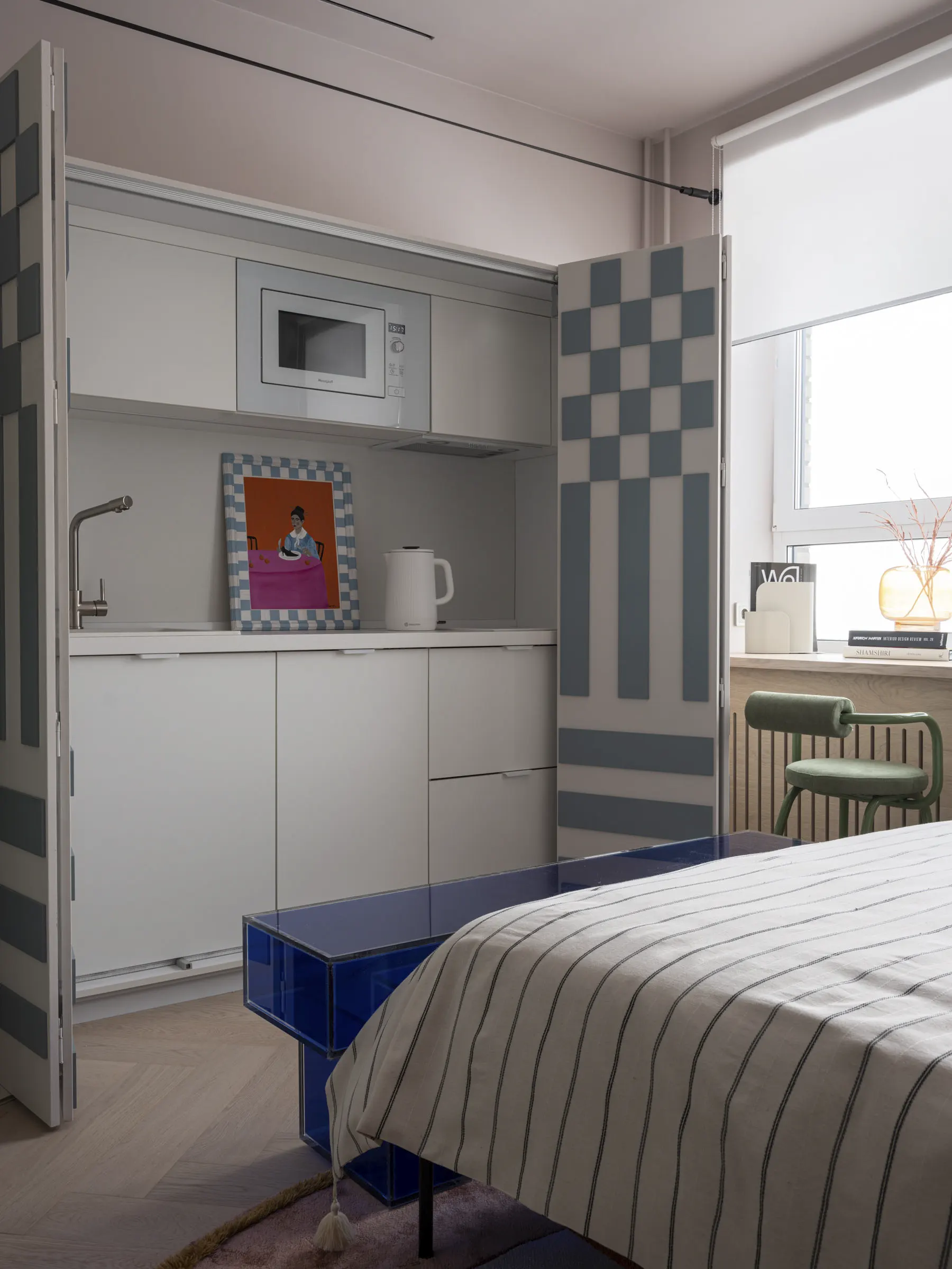 cuisine cachée derrière portes dans un studio 21m2 cuisine cachée derrière portes dans un studio 21m2
