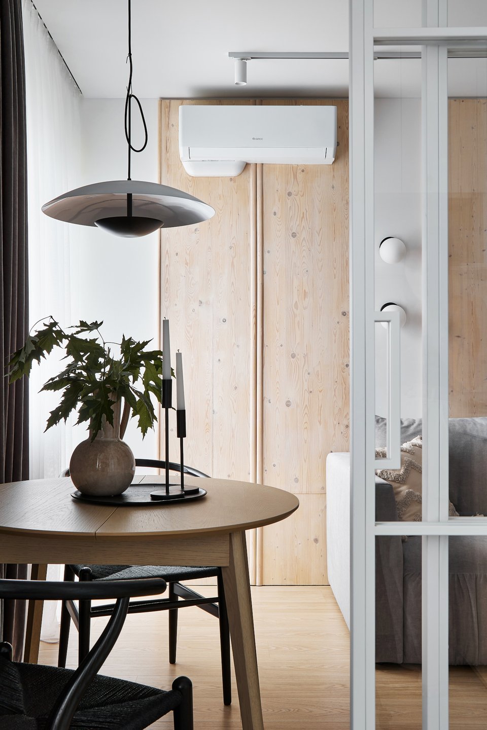 salon et salle à manger avec verrière blanche décoration contemporaine appartement de 42m2