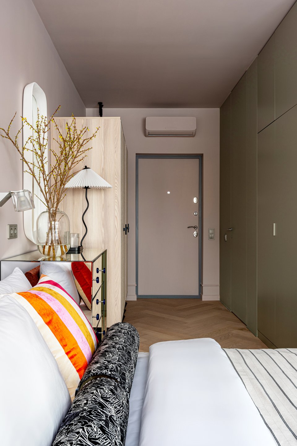entrée et chambre studio 21m2 avec cuisine cachée derrière portes décoration contemporaine entrée et chambre studio 21m2 avec cuisine cachée derrière portes décoration contemporaine