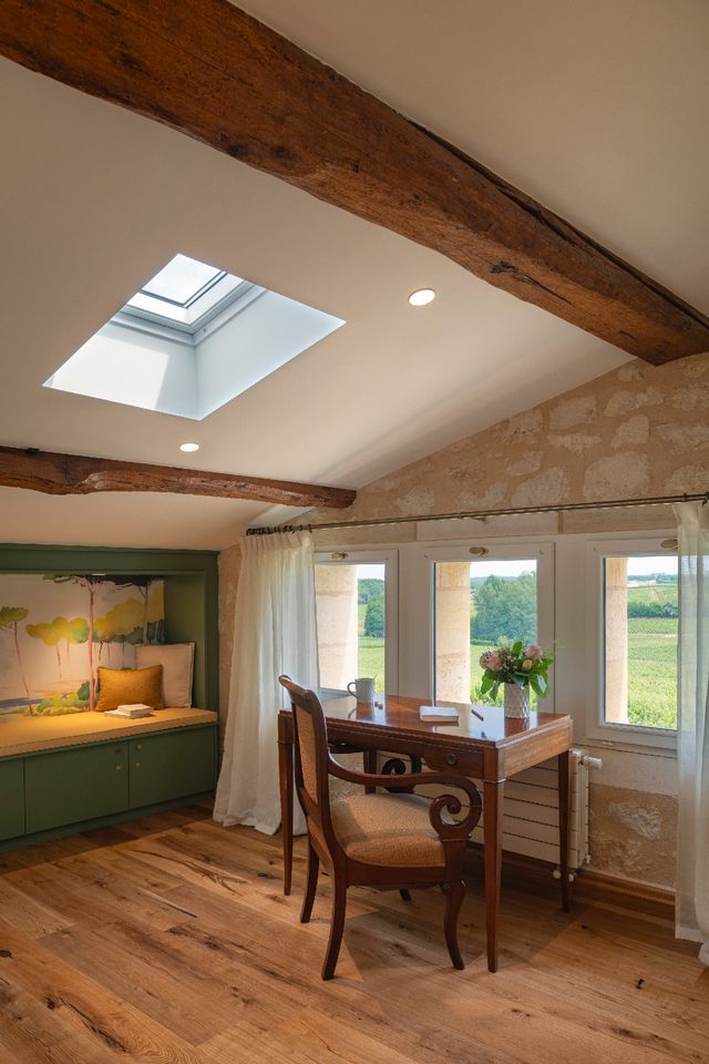chambre papier-peint panoramique Isidore Leroy, décoration rustique chic petite maison en pierre de 60m2 La Maison Cardinale Saint-Emilion Photo: ©Studio Prigent Bordeaux chambre papier-peint panoramique Isidore Leroy, décoration rustique chic petite maison en pierre de 60m2 La Maison Cardinale Saint-Emilion Photo: ©Studio Prigent Bordeaux