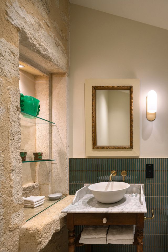 salle de bain verte décoration rustique chic petite maison en pierre de 60m2 La Maison Cardinale Saint-Emilion Photo: ©Studio Prigent Bordeaux salle de bain verte décoration rustique chic petite maison en pierre de 60m2 La Maison Cardinale Saint-Emilion Photo: ©Studio Prigent Bordeaux