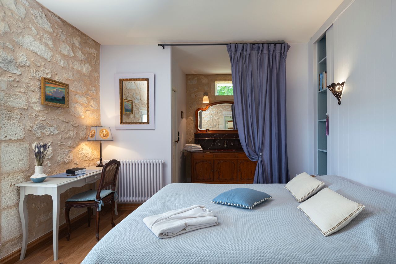 chambre bleu lavande décoration rustique chic petite maison en pierre de 60m2 La Maison Cardinale Saint-Emilion Photo: ©Studio Prigent Bordeaux chambre bleu lavande décoration rustique chic petite maison en pierre de 60m2 La Maison Cardinale Saint-Emilion Photo: ©Studio Prigent Bordeaux
