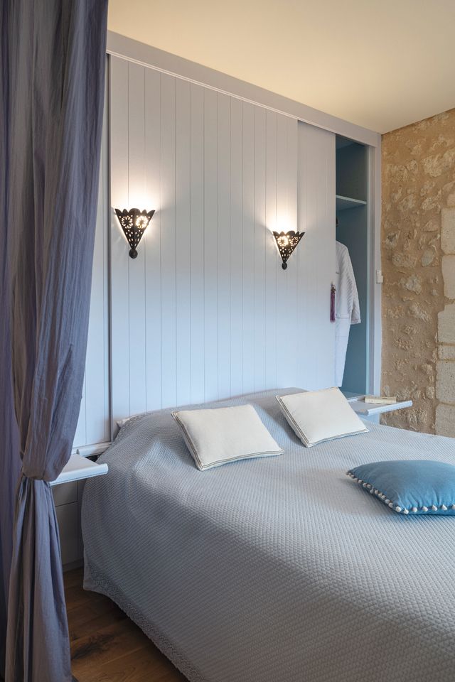 chambre bleu lavande décoration rustique chic petite maison en pierre de 60m2 La Maison Cardinale Saint-Emilion Photo: ©Studio Prigent Bordeaux chambre bleu lavande décoration rustique chic petite maison en pierre de 60m2 La Maison Cardinale Saint-Emilion Photo: ©Studio Prigent Bordeaux