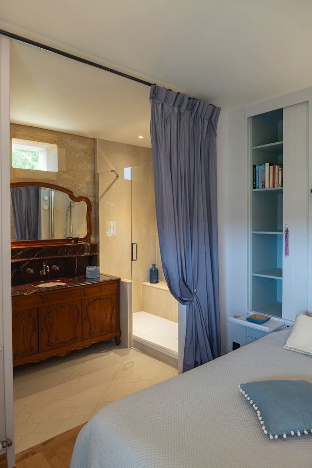chambre bleu lavande avec salle de bain décoration rustique chic petite maison en pierre de 60m2 La Maison Cardinale Saint-Emilion Photo: ©Studio Prigent Bordeaux chambre bleu lavande avec salle de bain décoration rustique chic petite maison en pierre de 60m2 La Maison Cardinale Saint-Emilion Photo: ©Studio Prigent Bordeaux