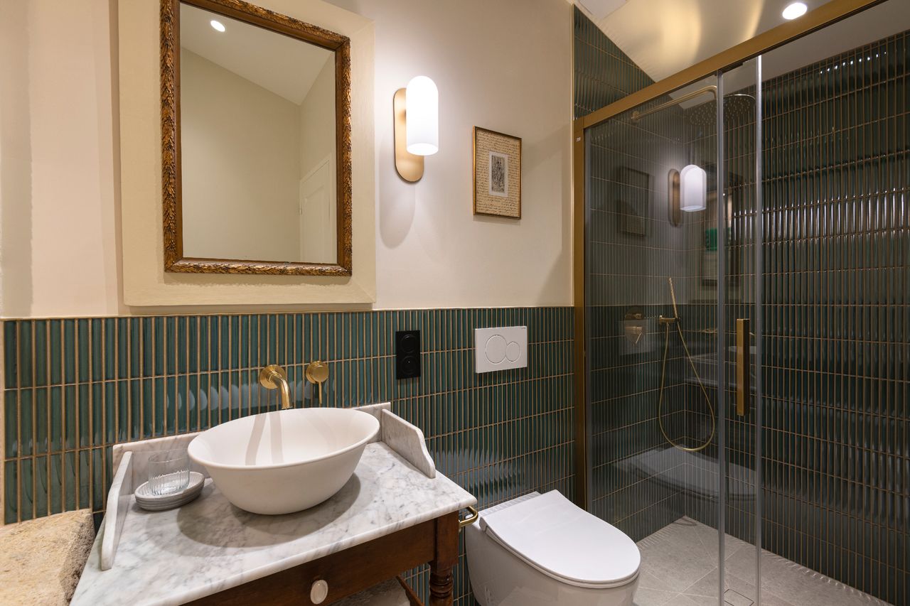 salle de bain verte décoration rustique chic petite maison en pierre de 60m2 La Maison Cardinale Saint-Emilion Photo: ©Studio Prigent Bordeaux salle de bain verte décoration rustique chic petite maison en pierre de 60m2 La Maison Cardinale Saint-Emilion Photo: ©Studio Prigent Bordeaux