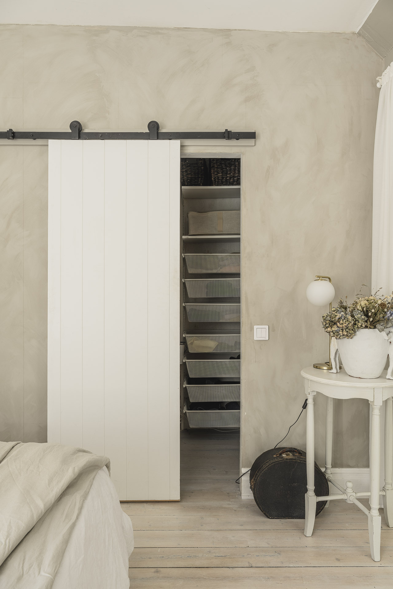 chambre murs enduits décoration scandinave beige avec dressing