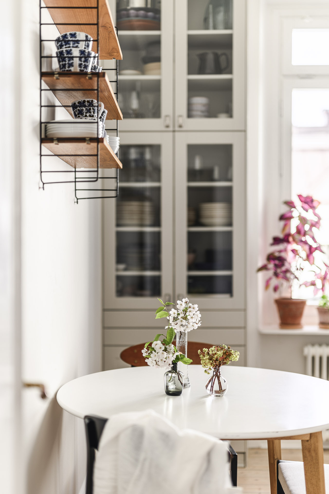 espace repas dans cuisine grise shaker décoration scandinave deux-pièces 56m2 espace repas dans cuisine grise shaker décoration scandinave deux-pièces 56m2