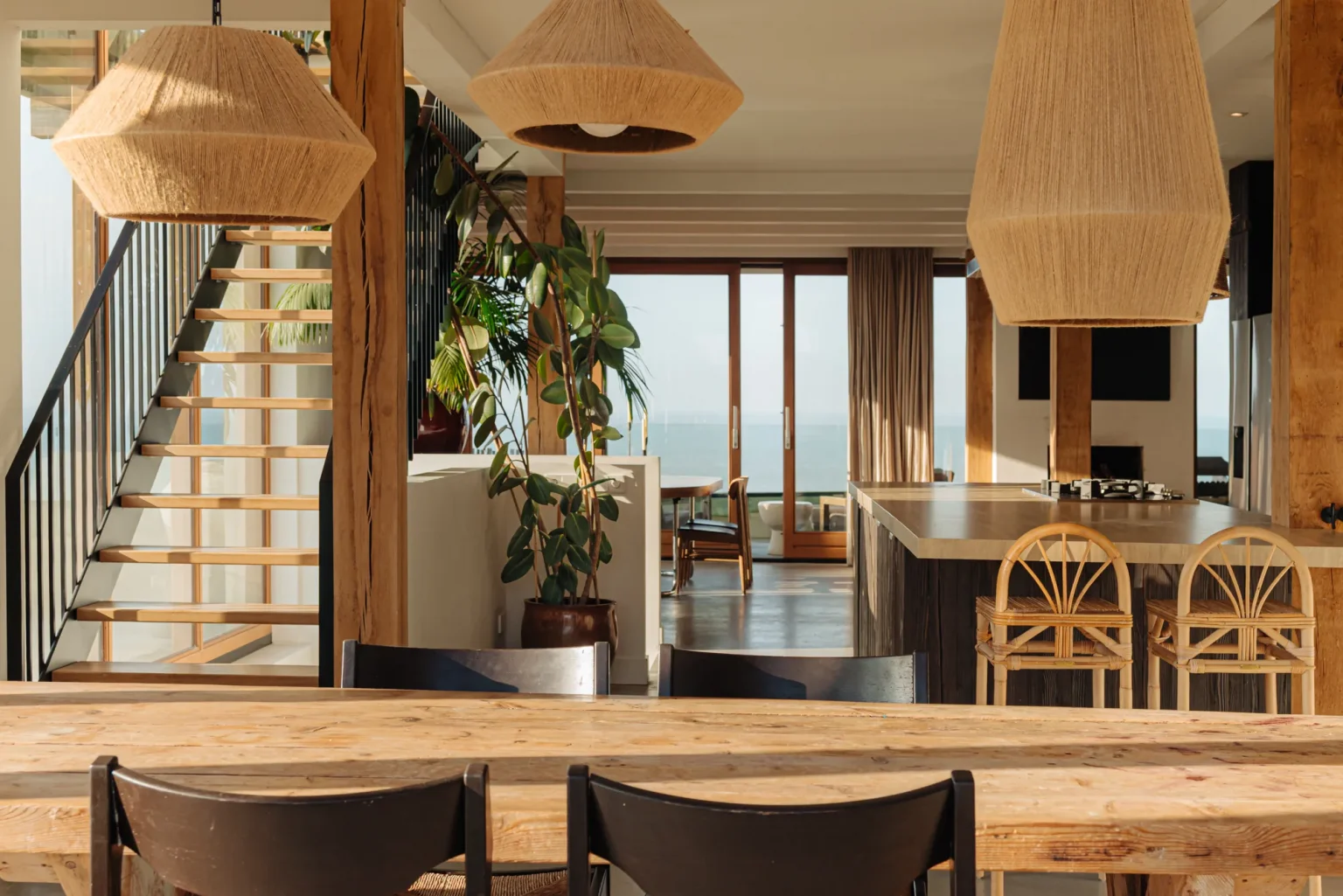 salon avec cheminée maison de plage contemporaine 