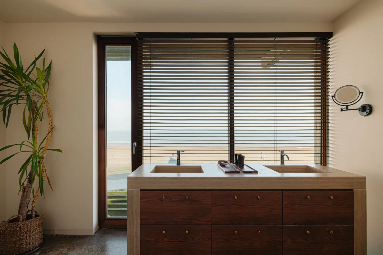 salle de bain design avec baie vitrée vue mer