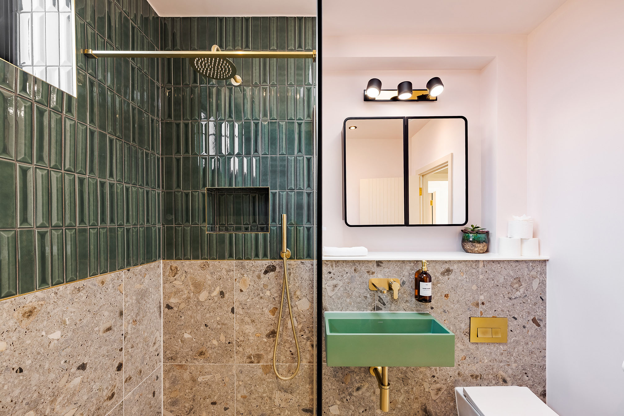 salle de bain décoration contemporaine carrelage vert et terrazzo beige