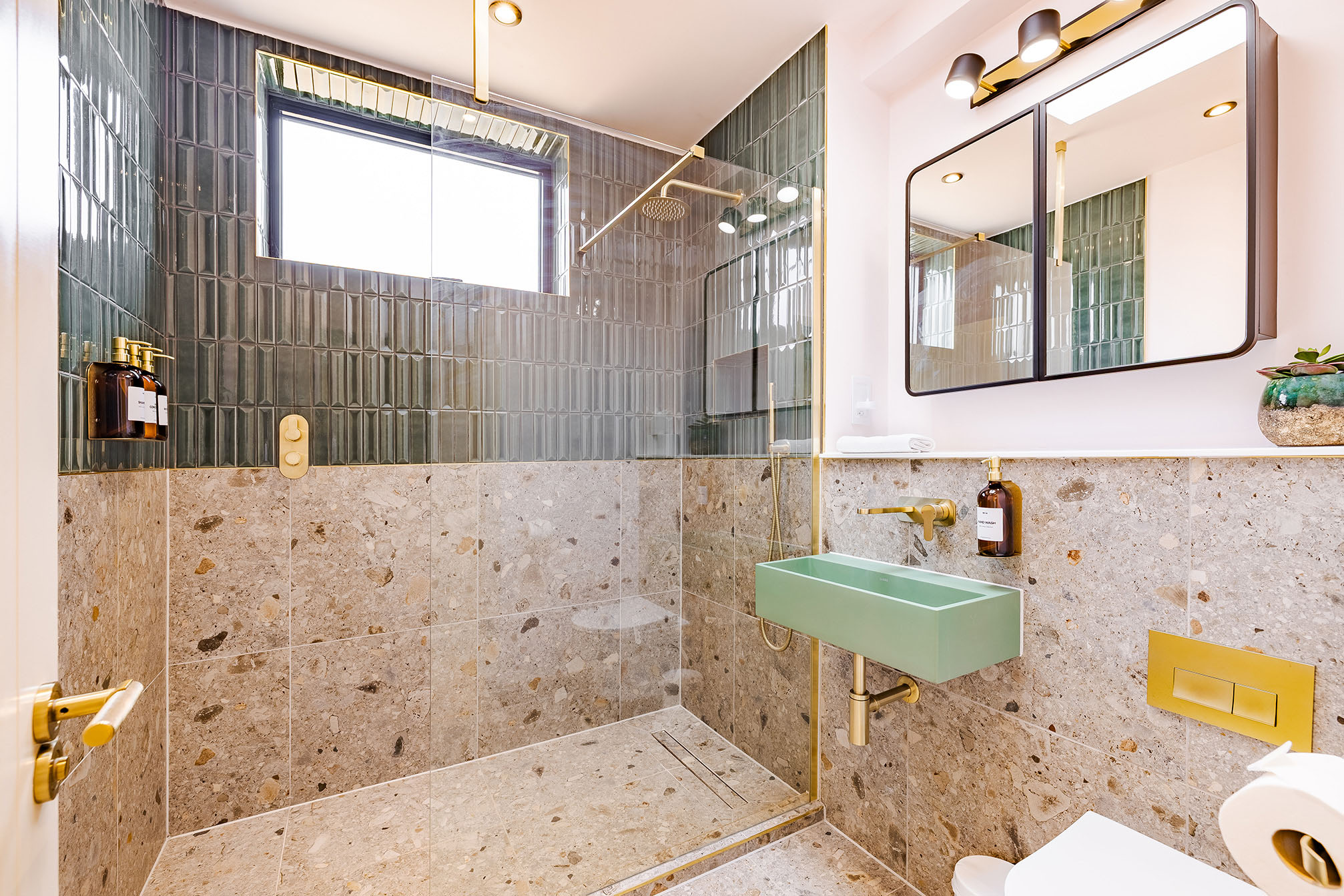 salle de bain décoration contemporaine carrelage vert et terrazzo beige