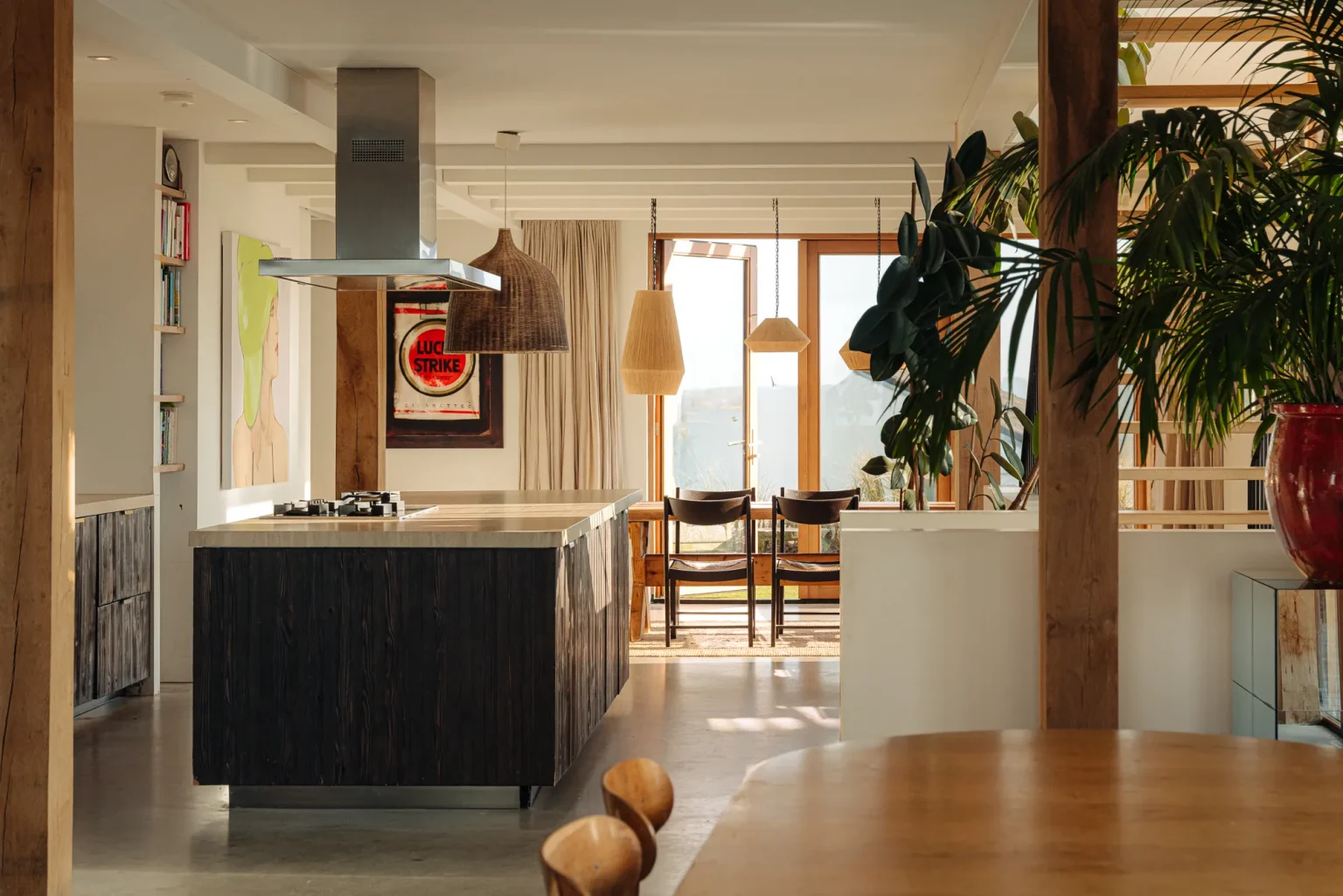 cuisine et salle à manger maison de plage contemporaine 