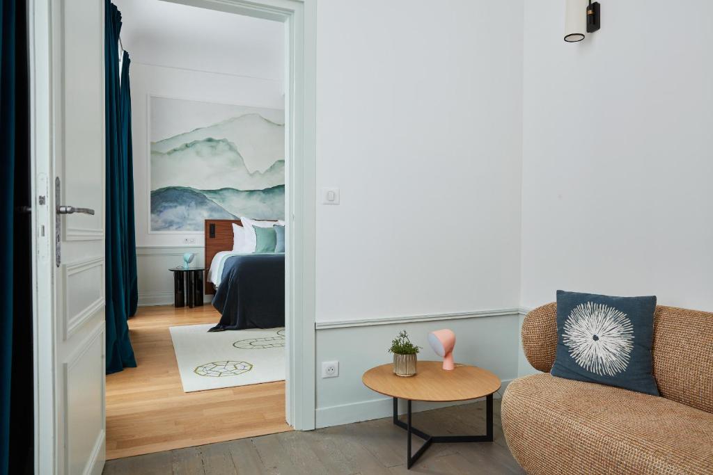petit salon et chambre maison du 18e siècle La Closerie des Capucines Arbois Jura petit salon et chambre maison du 18e siècle La Closerie des Capucines Arbois Jura