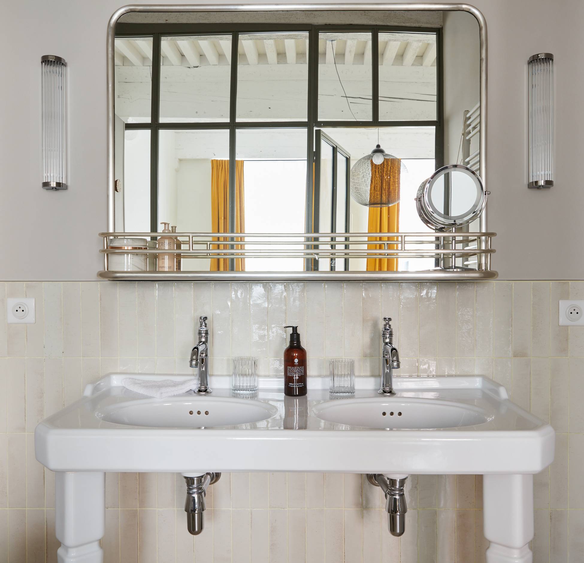 salle de bain rétro maison du 18e siècle La Closerie des Capucines Arbois Jura salle de bain rétro maison du 18e siècle La Closerie des Capucines Arbois Jura