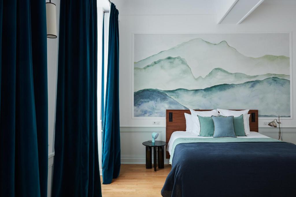 chambre bleue maison du 18e siècle La Closerie des Capucines Arbois Jura chambre bleue maison du 18e siècle La Closerie des Capucines Arbois Jura