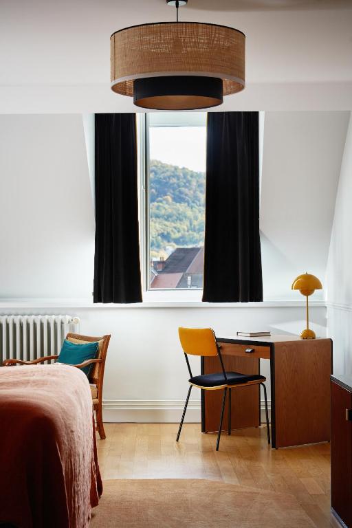 chambre mansardée avec bureau maison du 18e siècle La Closerie des Capucines Arbois Jura chambre mansardée avec bureau maison du 18e siècle La Closerie des Capucines Arbois Jura