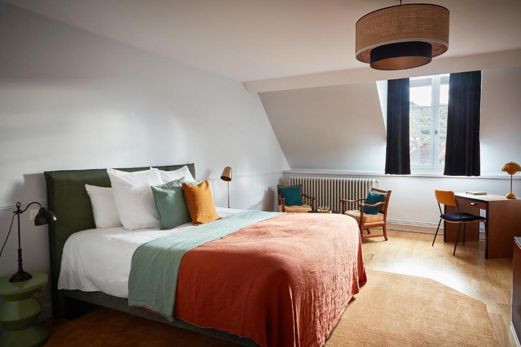 chambre mansardée maison du 18e siècle La Closerie des Capucines Arbois Jura chambre mansardée maison du 18e siècle La Closerie des Capucines Arbois Jura