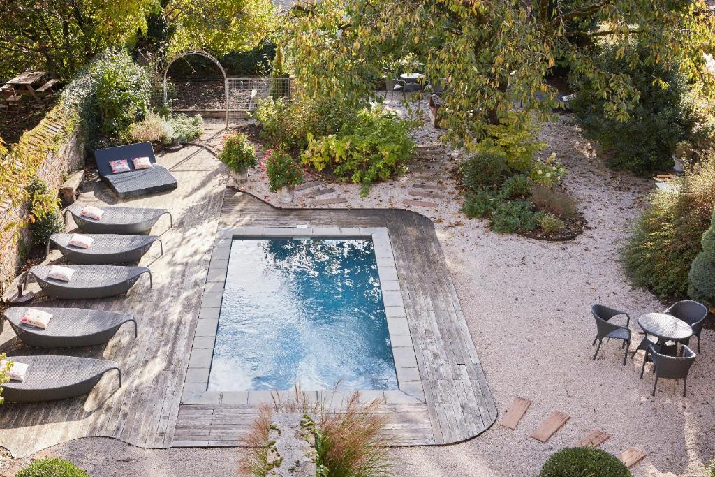 jardin avec piscine maison du 18e siècle La Closerie des Capucines Arbois Jura jardin avec piscine maison du 18e siècle La Closerie des Capucines Arbois Jura
