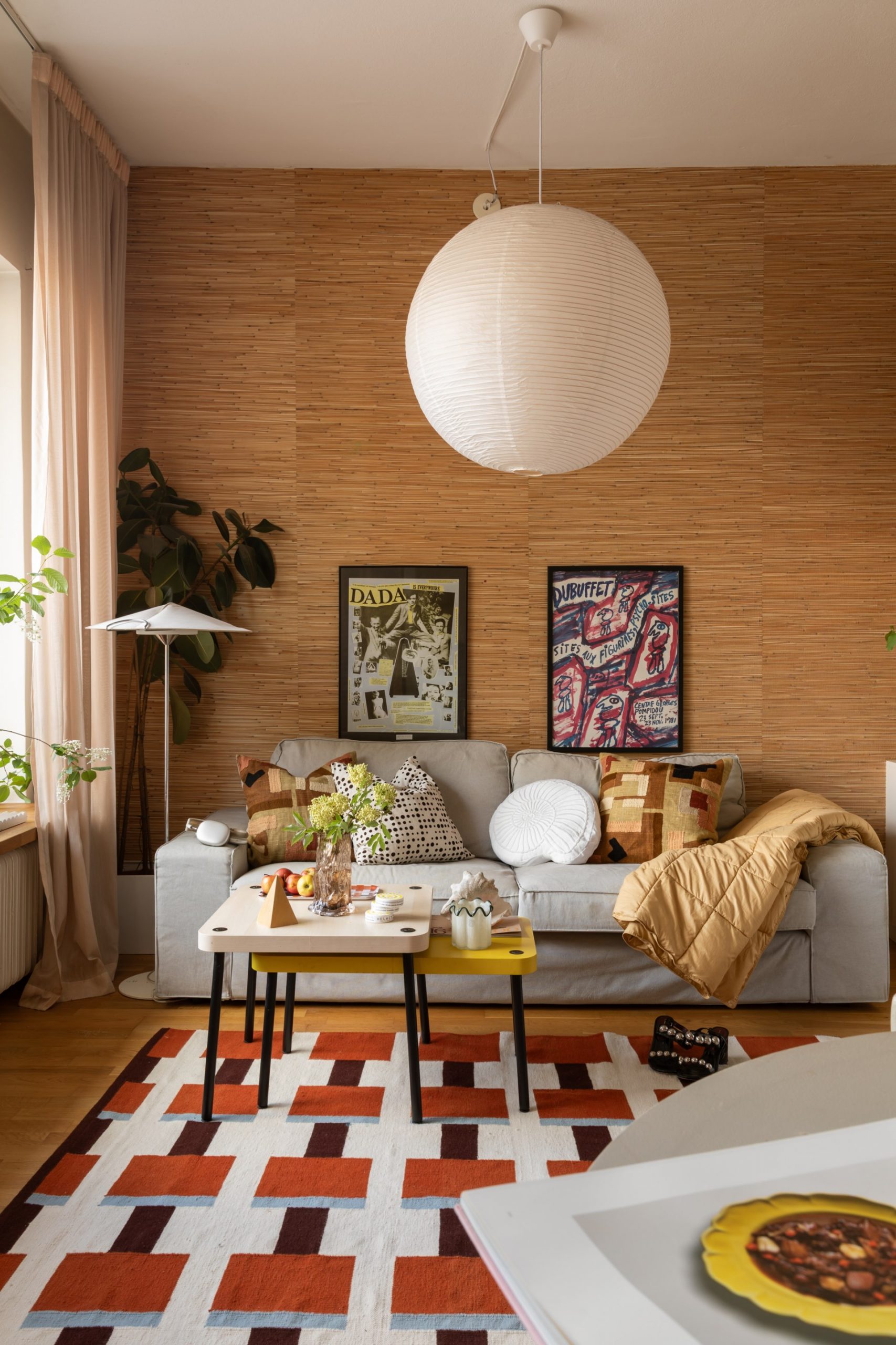 salon avec tapis IKEA collection Stockholm 2025 murs paille japonaise décoration scandinave vintage salon avec tapis IKEA collection Stockholm 2025 murs paille japonaise décoration scandinave vintage