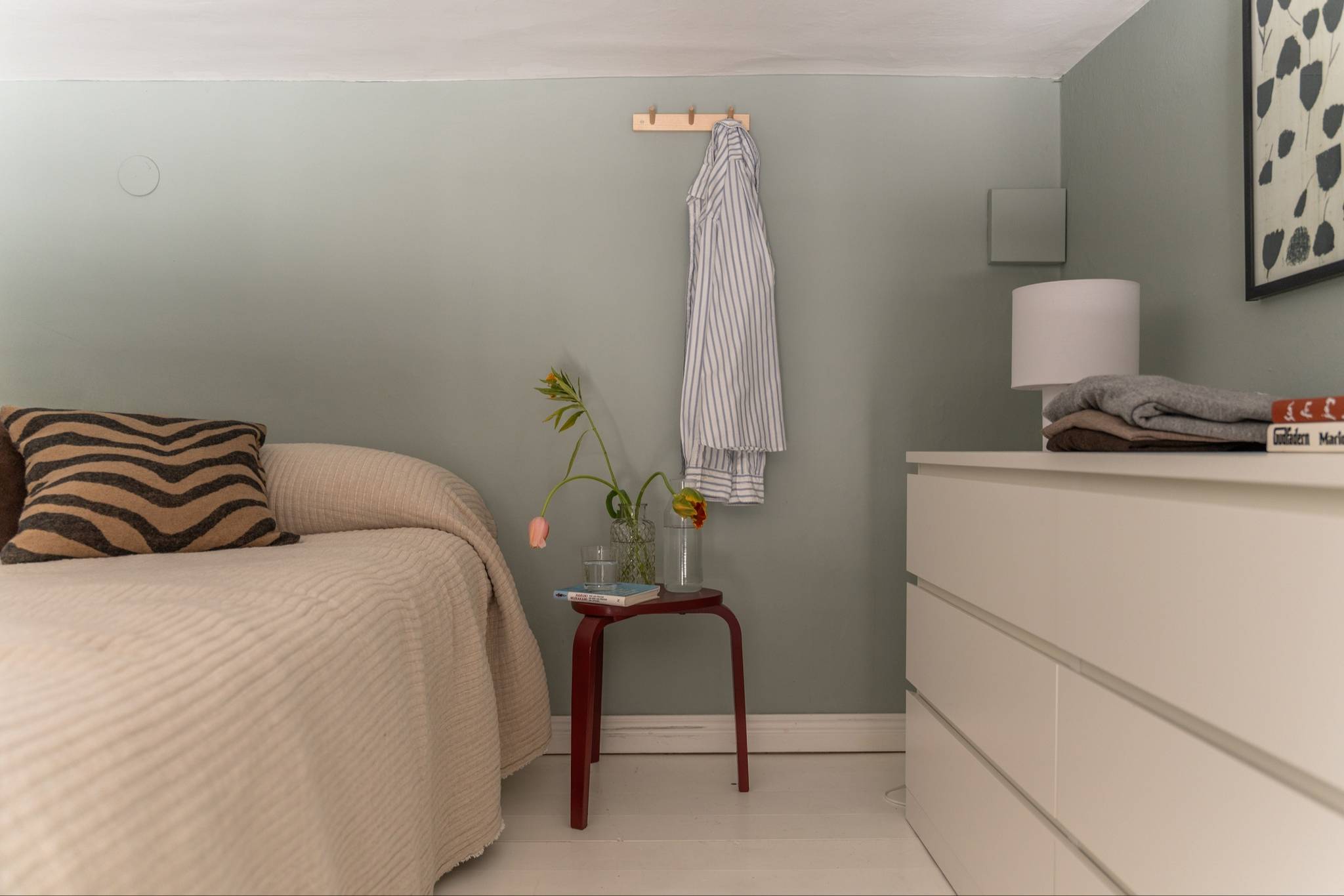 chambre sur mezzanine basse fenêtre cintrée petit duplex de 40m2 décoration scandinave