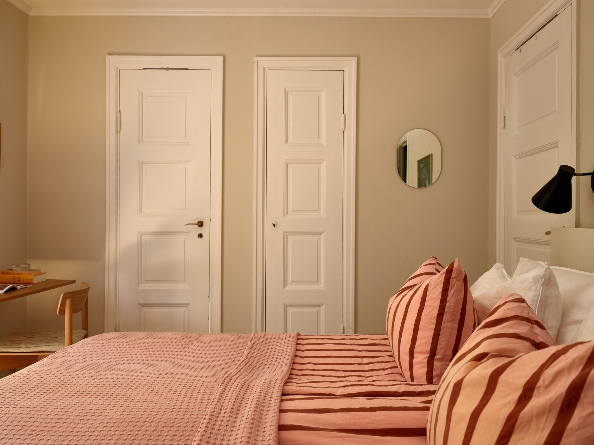 chambre terracotta et beige appartement trois-pièces 66m2 décoration scandinave chambre terracotta et beige appartement trois-pièces 66m2 décoration scandinave