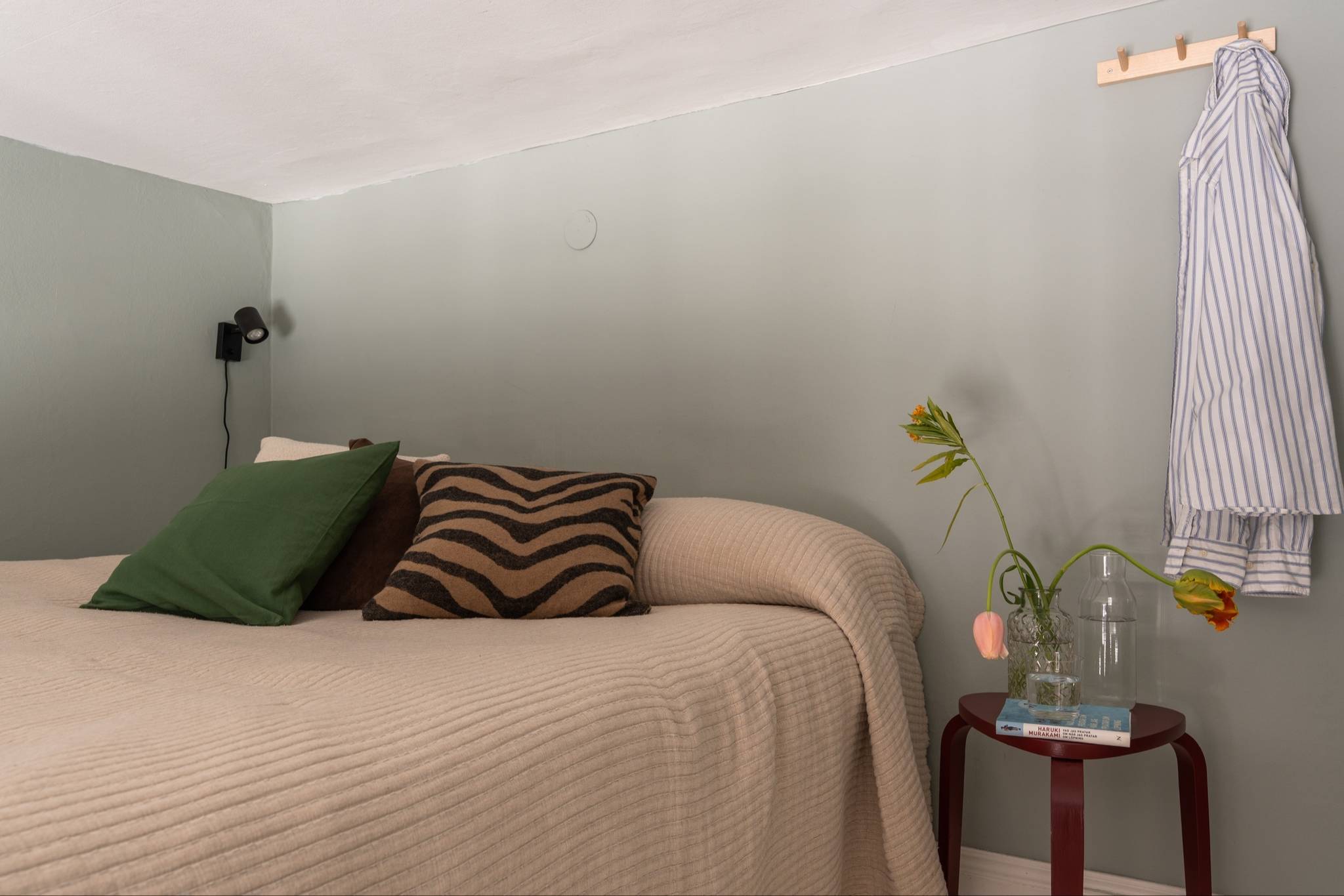 chambre sur mezzanine basse fenêtre cintrée petit duplex de 40m2 décoration scandinave