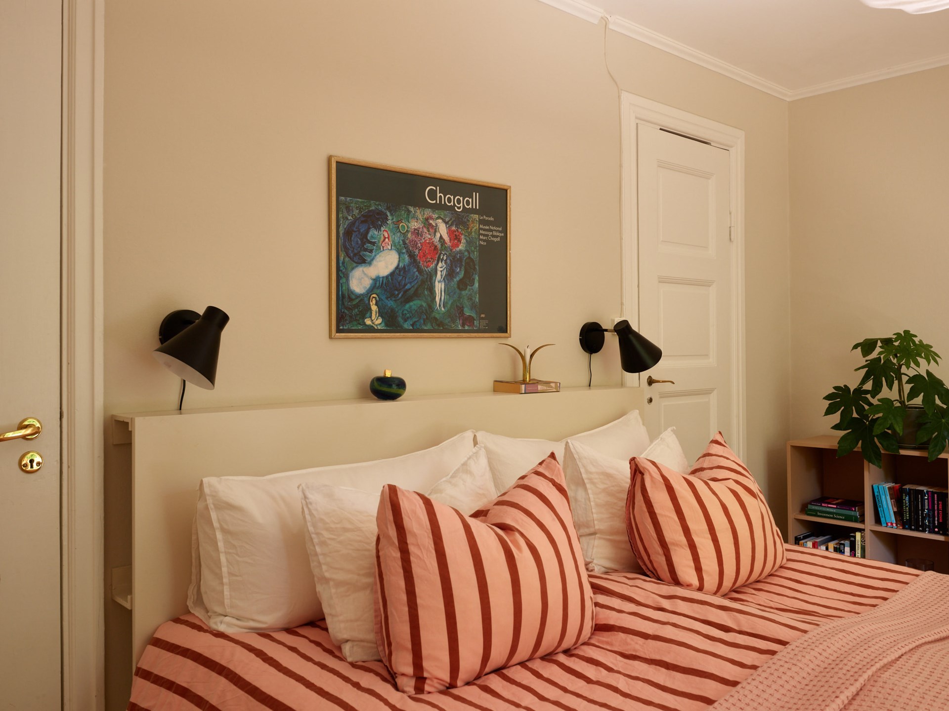 chambre terracotta et beige appartement trois-pièces 66m2 décoration scandinave chambre terracotta et beige appartement trois-pièces 66m2 décoration scandinave