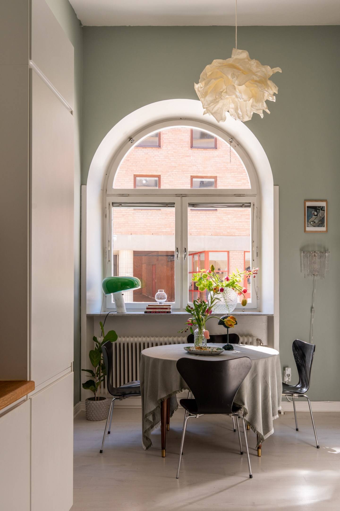 salle à manger fenêtre cintrée petit duplex de 40m2 décoration scandinave