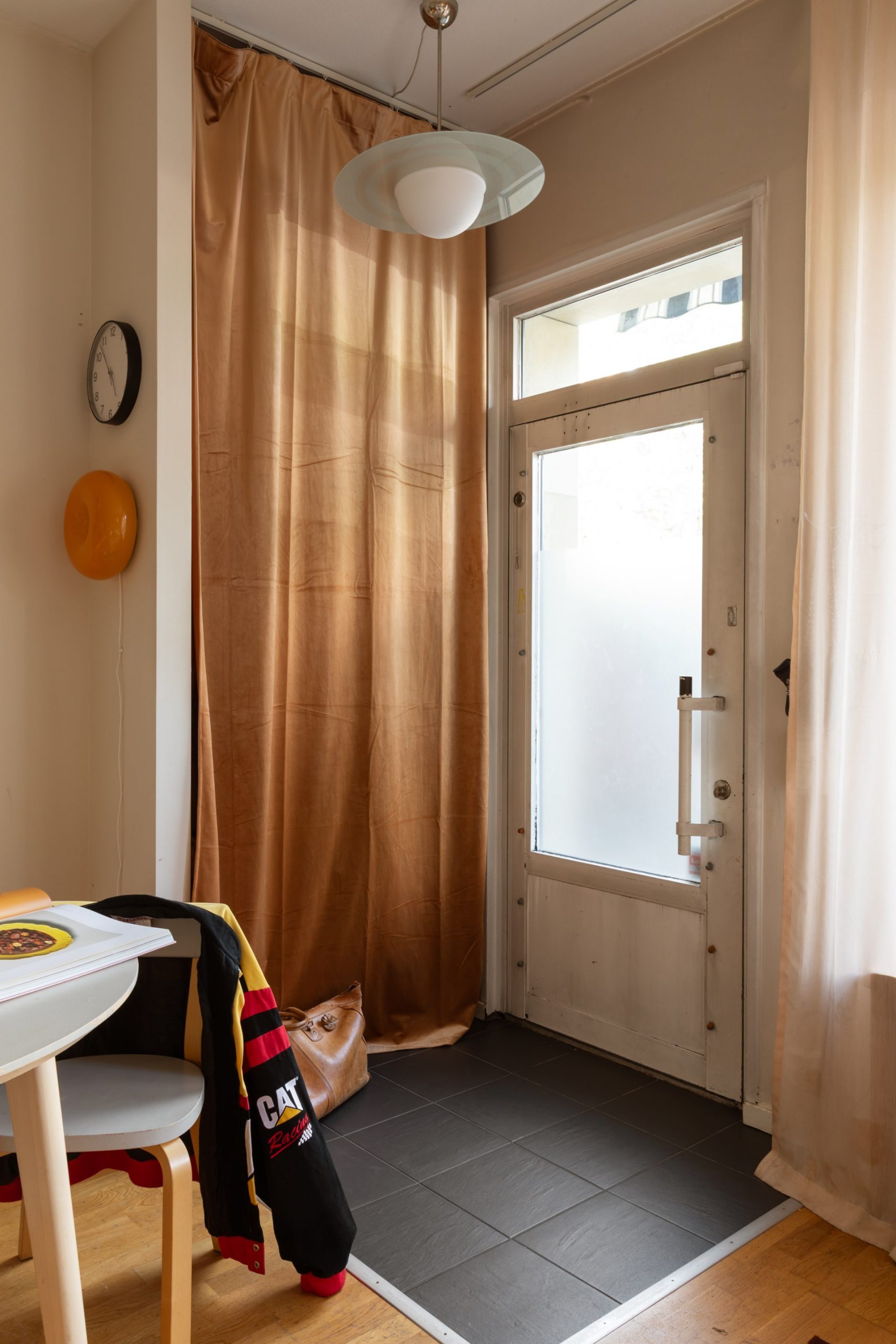entrée directe dans salon avec placard fermé par un rideau entrée directe dans salon avec placard fermé par un rideau