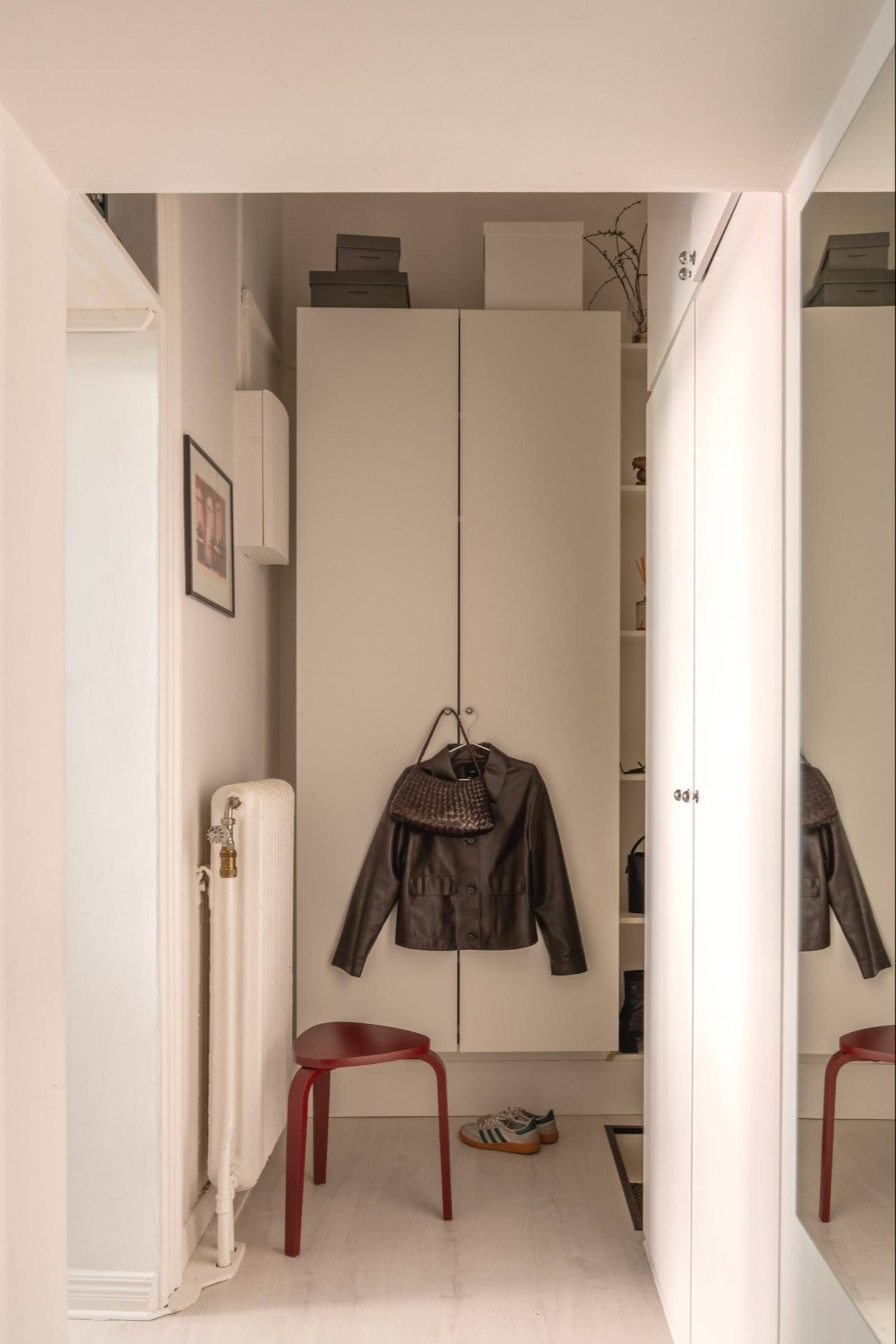 entrée avec armoire et miroir