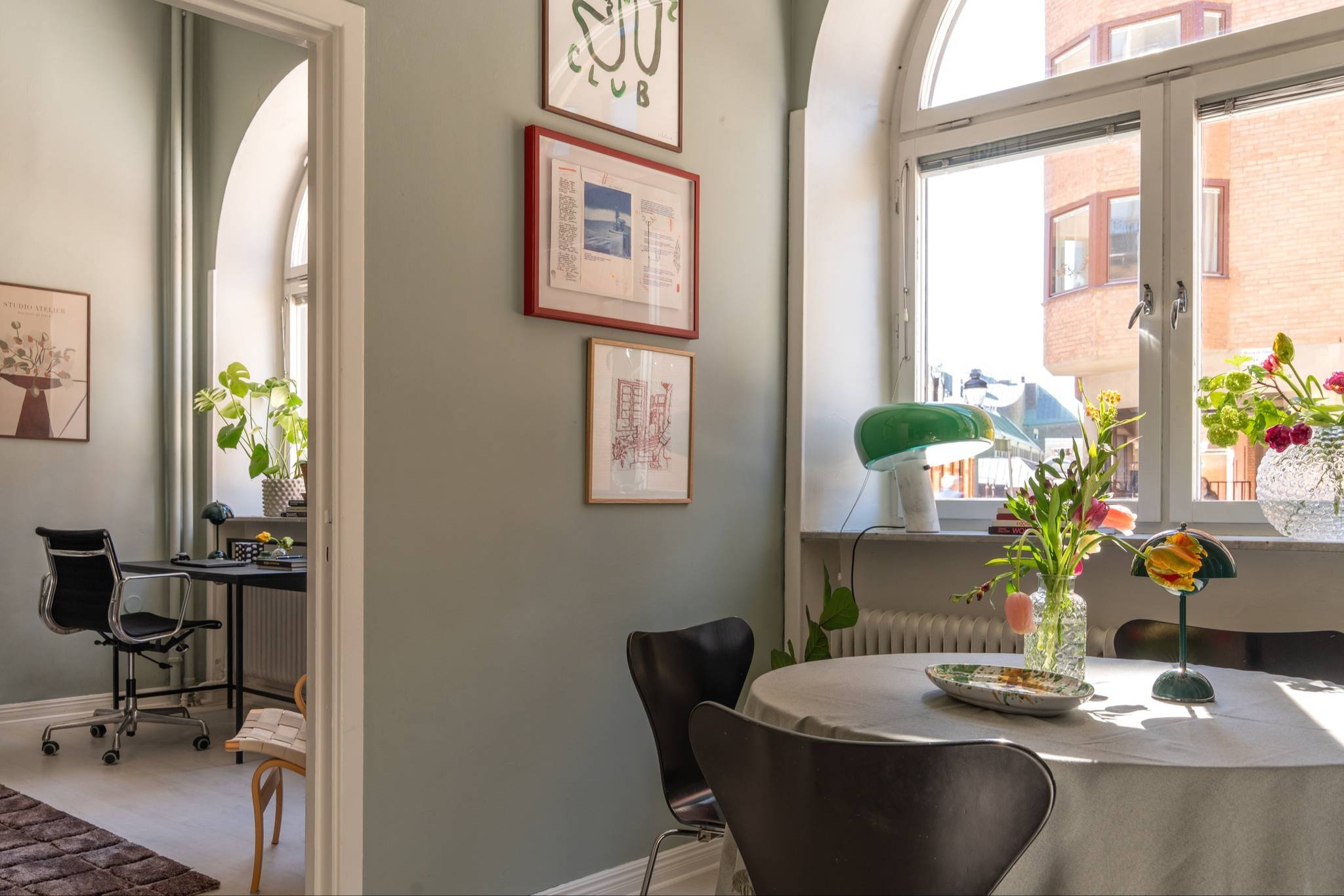 salon et salle à manger fenêtre cintrée petit duplex de 40m2 décoration scandinave