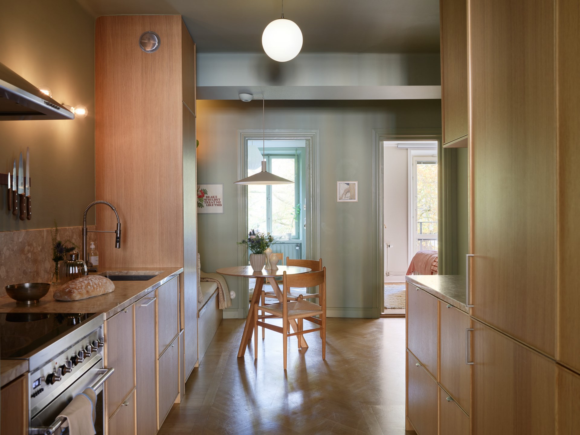cuisine chêne murs verts avec espace repas sur mesure appartement trois-pièces 66m2 décoration scandinave cuisine chêne murs verts avec espace repas sur mesure appartement trois-pièces 66m2 décoration scandinave