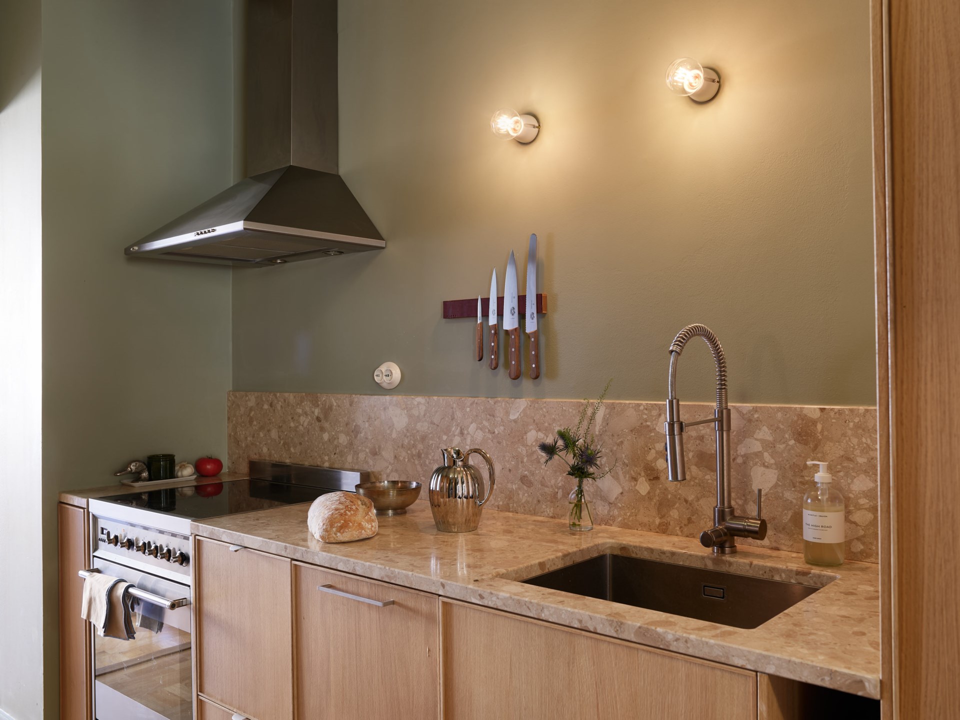 cuisine chêne murs verts terrazzo beige appartement trois-pièces 66m2 décoration scandinave cuisine chêne murs verts terrazzo beige appartement trois-pièces 66m2 décoration scandinave